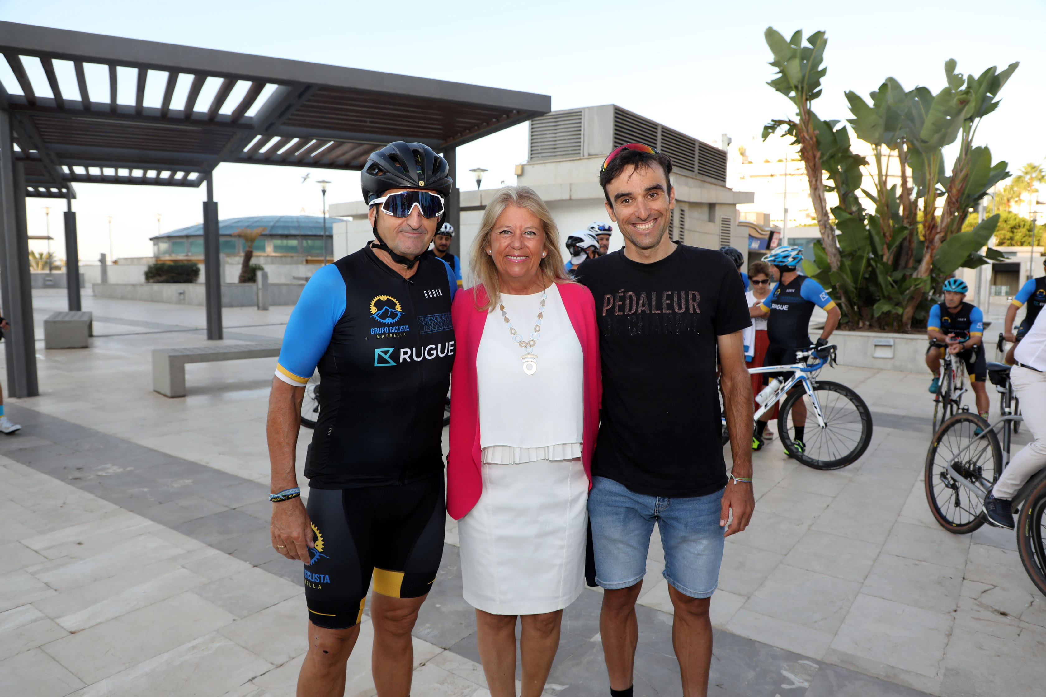 La alcaldesa arropa al Club Ciclista Marbella en su salida al Rocío y destaca “la dimensión promocional” de una iniciativa que celebra este año su tercera edición